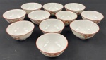 CHINA. Conjunto de 11 pequenas tigelas em porcelana, com decoração floral em policromia, predominando tons de vermelho, verde e amarelo, e frisos vermelhos nas bordas. Marca com caracteres chineses nas bases. Medidas: