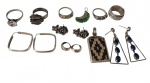 Conjunto de joias variadas em prata, composto por quatro pares de brincos ,argolas quadradas, argolas pequenas, modelos florais e modelos geométricos pendentes com pedras azuis, dois pingentes, sendo um ornamentado por pedras verdes e outro retangular com aplicação decorativa, e cinco anéis de diferentes modelos, alguns ornamentados por pedras e relevos. Aros: 17, 19, 13 e 16; aro de um dos anéis não informado. Peso total: 44 g.