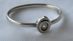  Pulseira rígida em prata de lei, tipo bracelete. Peso: 14,6 g.