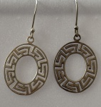 Par de brincos em prata de lei, com argolas vazadas, desenhos gregos e fecho gancho. Peso: 3,8 g.