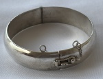 Pulseira lisa em prata de lei, tipo bracelete escrava. Medindo: 20 cm. Peso: 23,5 g.