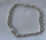 Pulseira em prata de lei, modelo cadeado, com extensão, unissex. Peso: 5,5 g.