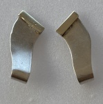 Par de brincos em prata de lei, tipo argolinhas, em forma de papiros, com aplique de ouro. Peso: 2,4 g.