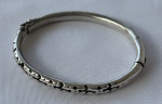Pulseira em prata de lei, tipo escrava ou algema, com desenhos vazados. Peso: 11,4 g.