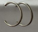 Par de argolas roliças em prata de lei, tamanho médio. Medindo: 30 mm de diâmetro. Peso: 4,6 g.