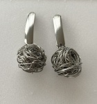Par de brincos em prata de lei, com bordas trançadas e pendentes. Peso: 9,2 g.