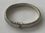 Pulseira feminina em prata de lei, confeccionada em corrente de malha mole. Peso: 17,7 g.