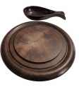 JAC-ARTE. Conjunto para servir em madeira de jacarandá, composto por bandeja circular torneada recipiente alongado de formato orgânico, com cabo curvo. Marca do fabricante na base. Medidas: bandeja, 3 x 26 cm; recipiente, 4,5 x 22,5 x 10 cm.