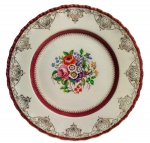 GRINDLEY, ENGLAND, padrão `Thirlmere`. Prato em faiança inglesa, com borda recortada e moldurada, decoração floral em policromia no centro, faixa em tom vinho e ornamentos estilizados com detalhes dourados. Apresenta craquelê. Marca do fabricante na base. Medindo: 23 cm de diâmetro.