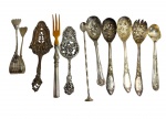 Conjunto de 10 talheres variados para servir, em metais diversos, composto por pinça, garfo, colheres, pás e utensílios vazados, com diferentes modelos e decorações em relevo. Apresentam desgastes, oxidação e marcas do tempo. Medidas variando entre 16 e 26,5 cm de comprimento.