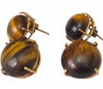 Bijuteria . Par de brincos pendentes em metal dourado, ornamentados por quatro pedras olho-de-tigre de formato oval e lapidação cabochão, engastadas por garras. Fecho por pino e tarraxa. Medindo: 2,8 cm de comprimento.