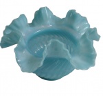 Cúpula para luminária em opalina azul, com corpo abaulado e canelado, ornado por ampla borda ondulada e recortada. Apresenta discretos bicados no bocal. Medindo: 9 cm de altura; bocal com 5,5 cm de diâmetro. 