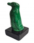 Escultura decorativa em cerâmica esmaltada na cor verde, representando pinguim de formas estilizadas, apoiada sobre base quadrangular preta. Medindo: 12,5 x 7 x 7 cm. 