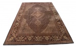 TABRIZ. Grande e imponente tapete persa legítimo, confeccionado à mão. Medindo: 434 x 310 cm. Apresenta rasgo em uma das laterais, exigindo cuidado especial no manuseio devido ao risco de novos rompimentos. Porém é um tapete muito bonito e de grande impacto visual.
