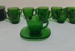 VERECO, DURALEX FRANCE. Conjunto de 10 xícaras de coleção para café, em vidro temperado verde translúcido, acompanhadas dos respectivos pires quadrangulares com cantos arredondados. Xícaras medindo: 5,5 x 6 cm.