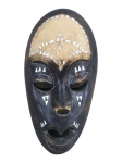 DIVERSOS, uma (1) máscara decorativo possivelmente africana, confeccionada em madeira escura com incrustações geométricas em madre pérola, medindo 19,5x10,5cm.