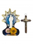 ARTE SACRA, ARTE SACRA, duas (2) peças, sendo: A) 1 imaginário em resina translúcida, com imagem de Nossa Senhora com Menino Jesus em relevo, ornamentação floral e inscrição Rdo. de La Coruña, medindo 17,5cm e B) 1 crucifixo em madeira, com detalhes geométricos em marchetaria e imagem de Cristo crucificado em metal, adornado por folhagens em madre pérola com ausência de 1 lateral, medindo 13x7,5cm.Esta conversa está sendo útil até agora?
