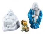 ESCULTURAS, lote com três (3) esculturas, sendo: A) 1 representando Buda Sentado confeccionado em porcelana na tonalidade branca, medindo 16x14x8,5cm, B) 1 representando Fraile (ou Monje) da Abundância em resina policromada, medindo 8,5cm e C) 1 representando Buda com vestes vitrificadas na cor azul e cabeça em biscuit, fios de cabelo na cabeça, medindo 20cm, bicado na base.
