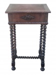 MOBILIÁRIO, uma (1) mesa de costura de estilo manuelino, confeccionada em madeira escura, com tampo retangular articulável, interior com 6 pequenas gavetas, caixa superior ornamentada por entalhes e elemento central em relevo, apoiada sobre quatro pernas torneadas em espiral, unidas por travessas igualmente torneadas. Colado no pé e rachadura interna, necessita leves reparos, medindo 62x37x30cm.