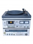 SOM, um (1) conjunto de som estéreo da marca CCE, composto por três módulos, sendo: A) 1 toca-discos Stereo System SS-130-II, com prato e braço fonocaptor; B) 1 tape deck/cassete Stereo Cassette Deck CD-130, com mostradores VU analógicos, contador de fita, entrada para microfone e controles de gravação; C) 1 receiver Stereo Receiver SR-130, com sintonizador AM/FM, mostrador analógico, controles de graves, agudos, balanço e volume. Conjunto de época, com acabamento frontal em metal escovado. Stereo Cassete e receiver ligando, toca discos era acoplado no móvel que foi descartado, não está ligando, vendidos no estado da foto. sem garantias de funcionamento, medida total 40x42x45cm.