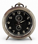 RELÓGIO, um (1) relógio despertador alemão PETER Repeat Alarm, com caixa metálica circular, mostrador preto com algarismos arábicos, ponteiros claros, dois pequenos mostradores auxiliares para regulagem do alarme e segundos, além de campainha/alarme repetidor. Marcado Made in Germany. Peça com acentuados sinais de uso, oxidação, perdas de acabamento e desgaste compatíveis com a idade. Sem teste de funcionamento. No estado. Medindo 16x13,5cm.