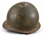 MILITARIA, um (1) capacete M1 (um icônico equipamento militar de aço utilizado principalmente pelas forças dos Estados Unidos e seus aliados, incluindo o Exército Brasileiro através da Força Expedicionária Brasileira (FEB), desde a Segunda Guerra Mundial até meados da década de 1980) confeccionado e metal esmaltado na tonalidade verde, apresentam sinais de oxidação, vendido no estado da foto, medindo 18x28x23,5cm.