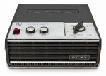 SOM, um (1) antigo gravador portátil SONY Solid State / Sony-O-Matic, com gabinete preto e painel frontal metálico, controles de gravação, volume e tonalidade, além de seletor de avanço, parada e retrocesso. Alto-falante frontal integrado e tampa superior para compartimento de fita. Peça com sinais de uso, riscos e oxidação no painel. Sem teste de funcionamento. No estado, medindo 9,5x21x21cm.