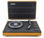 SOM, um (1) toca-discos portátil PHILIPS 503, com toca-discos, braço e cápsula fonográfica, controles deslizantes de volume e tone, além de caixa acústica/tampa destacável com grade frontal preta e identificação PHILIPS. Gabinete em tons de preto e amarelo/ocre, com sinais de uso e desgaste compatíveis com a idade. Sem teste de funcionamento. No estado da foto, medindo 26x37x12cm.