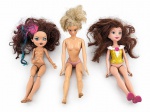 BRINQUEDOS, três (3) bonecas, sendo: A) boneca MATTEL, de cabelos castanhos com mechas coloridas; B) boneca sem marca aparente, loira; C) boneca HASBRO, de cabelos castanhos, com parte superior do traje em amarelo e branco e calçados rosa. Peças com sinais de uso, cabelos desalinhados, marcas e ausência de roupas/acessórios em algumas unidades. No estado, maior medindo 31cm e menor 26,5cm.