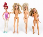 BRINQUEDOS, quatro (4) bonecas, sendo 3 MATTEL, sendo uma ruiva com traje rosa e sapatilhas verdes, e três bonecas loiras tipo Barbie, duas sem roupas e uma com avaria em uma das pernas. Peças com sinais de uso, cabelos desalinhados, manchas, riscos e desgastes. No estado. Maior medindo 30cm e menor 28cm.