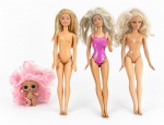 BRINQUEDOS, conjunto de quatro (4) bonecas, sendo três (3) bonecas BARBIE  MATTEL, loiras, uma delas vestindo maiô rosa com brilho, e uma (1) boneca infantil pequena com cabelos rosa volumosos. Peças com sinais de uso, cabelos desalinhados, pequenas marcas e ausência de roupas/acessórios em algumas unidades. Barbies medindo 28cm e outra 8cm.