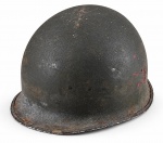 MILITARIA, um (1) capacete M1 (um icônico equipamento militar de aço utilizado principalmente pelas forças dos Estados Unidos e seus aliados, incluindo o Exército Brasileiro através da Força Expedicionária Brasileira (FEB), desde a Segunda Guerra Mundial até meados da década de 1980) confeccionado e metal esmaltado na tonalidade verde, apresentam sinais de oxidação, vendido no estado da foto, medindo 18x28x23,5cm.