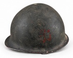 MILITARIA, um (1) capacete M1 (um icônico equipamento militar de aço utilizado principalmente pelas forças dos Estados Unidos e seus aliados, incluindo o Exército Brasileiro através da Força Expedicionária Brasileira (FEB), desde a Segunda Guerra Mundial até meados da década de 1980) confeccionado e metal esmaltado na tonalidade verde, apresentam sinais de oxidação, vendido no estado da foto, medindo 18x28x23,5cm.