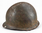 MILITARIA, um (1) capacete M1 (um icônico equipamento militar de aço utilizado principalmente pelas forças dos Estados Unidos e seus aliados, incluindo o Exército Brasileiro através da Força Expedicionária Brasileira (FEB), desde a Segunda Guerra Mundial até meados da década de 1980) confeccionado e metal esmaltado na tonalidade verde, apresentam sinais de oxidação, vendido no estado da foto, medindo 18x28x23,5cm.