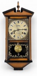 RELÓGIO, um (1) relógio de parede da marca ACTIM, com caixa em madeira, mostrador em metal dourado com algarismos romanos, dois furos para corda e inscrição 31 DAYS. Parte inferior com pêndulo metálico decorado e vidro com motivos dourados. Marcado JAPAN no mostrador. Peça com sinais de uso e desgaste compatíveis com a idade. Não testado e sem garantia de funcionamento, pequenas falhas na caixa de madeira, acompanha pêndulo e chave, medindo 63x25x12cm.