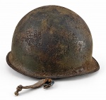 MILITARIA, um (1) capacete M1 (um icônico equipamento militar de aço utilizado principalmente pelas forças dos Estados Unidos e seus aliados, incluindo o Exército Brasileiro através da Força Expedicionária Brasileira (FEB), desde a Segunda Guerra Mundial até meados da década de 1980) confeccionado e metal esmaltado na tonalidade verde, apresentam sinais de oxidação, vendido no estado da foto, medindo 18x28x23,5cm.