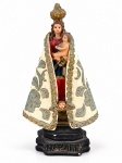 ARTE SACRA, uma (1) imaginária representando Nossa Senhora de Nazaré confeccionada em estuque com decoração floral em policromia, apresentando leves bicados e falhas na patina, medindo 19cm de altura.
