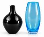 VIDROS, dois (2) vasos confeccionados em vidro, sendo: A) 1 na tonalidade preta, corpo bojudo e gargalo cilíndrico com bicado na borda, medindo 20cm e B) 1 na tonalidade azul, corpo bojudo e base circular, medindo 22cm de altura.