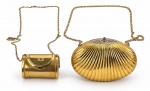 ACESSÓRIO FEMININO, conjunto com duas (2) bolsas de festa em metal dourado, sendo: A) uma (1) bolsa de formato oval, com tampa articulada, fecho frontal, monograma gravado MB e alça de corrente metálica, medindo 6x8,5cm falhas na douração e B) uma (1) bolsa de formato de concha com corpo canelado em relevo, fecho superior ornamentado com pedras brilhantes incolores e detalhe verde, acompanhada de alça de corrente metálica, medindo 11x16cm. Ambas com sinais de oxidação.