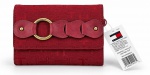 ACESSÓRIO FEMININO, uma (1) carteira feminina da marca TOMMY HILFIGER, modelo compacto, confeccionada em tecido vermelho com padronagem monogramada da marca, apresentando aba frontal com aplicações em material sintético vermelho, argola metálica dourada com inscrição da marca e fechamento decorativo. Acompanha etiquetas originais de identificação, medindo 10x14,5cm.