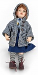 COLECIONISMO, uma (1) boneca de coleçao, com rosto, mãos e pés confeccionados em biscuit, olhos verdes, cabelos castanhos curtos, vestes em tecido. Trajando vestido azul, casaco com capuz listrado em azul e branco, meias listradas e sapatos em tom vinho. Apresenta feições delicadamente pintadas à mão, ausência da base, medindo 39,5cm de altura.