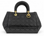ACESSÓRIO FEMININO, uma (1) bolsa de mão, em tecido sintético na cor preta, com acabamento acolchoado em matelassê de padrão geométrico, duas alças estruturadas, argolas e ferragens em metal dourado, fechamento superior por zíper e ima. Apresenta sinais de uso e marcas do tempo e oxidações, medindo 20x36cm.
