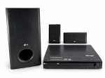 SOM, um (1) conjunto de Home Theater, marca LG, composto por quatro (4) peças, sendo: um (1) aparelho DVD Receiver, com conexão HDMI e sistema de áudio integrado; uma (1) caixa acústica subwoofer; uma (1) caixa acústica central e uma (1) caixa acústica satélite. Equipamentos na cor preta, apresentando sinais de uso, riscos, desgastes e marcas do tempo. Funcionamento não testado. No estado. Maior peça medindo 39x27,5x19cm e menor 19x10x7,5cm.