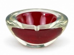 MURANO, um (1) cinzeiro confeccionado em vidro de Murano na tonalidade vermelha, medindo 6x13cm.