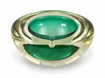 MURANO, um (1) cinzeiro confeccionado em vidro de Murano na tonalidade verde, medindo 6x13cm.