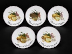 PORCELANA S, cinco (5) pratos para pão confeccionados em porcelana na tonalidade branca, decorados por estampa de cebolas e a inscrição "Soupe à l'oignon" e borda filetada em tom lilás, medindo 15,5cm.