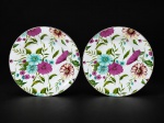 PORCELANAS, dois (2) pires decorativos confeccionados em porcelana na tonalidade branca, decorado por flores e folhagens em policromia e borda filetada a ouro com falhas na douração, medindo 15cm.