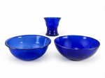 VIDROS, lote com três (3) peças confeccionadas em vidro na tonalidade azul cobalto, sendo: A) 2  tigelas/saladeiras, medindo 10x26,5cm e 10x26cm e B) 1 vaso JEAN BECKER, corpo torneado e base circular, medindo 14x14cm.