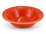 FAIANÇA, uma (1) saladeira confeccionada em faiança vitrificada na tonalidade salmão, decorada por frutos e folhagens em relevo na pasta, apresenta sinais de craquele e leves marcas do tempo, medindo 7x24cm.
