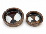 CERÂMICAS, dois (2) cinzeiros confeccionados em cerâmica vitrificada na tonalidade marrom, decorado por elementos florais em policromia, assinado CS datado de 1988, maior medindo 14,5cm e menor 12cm.